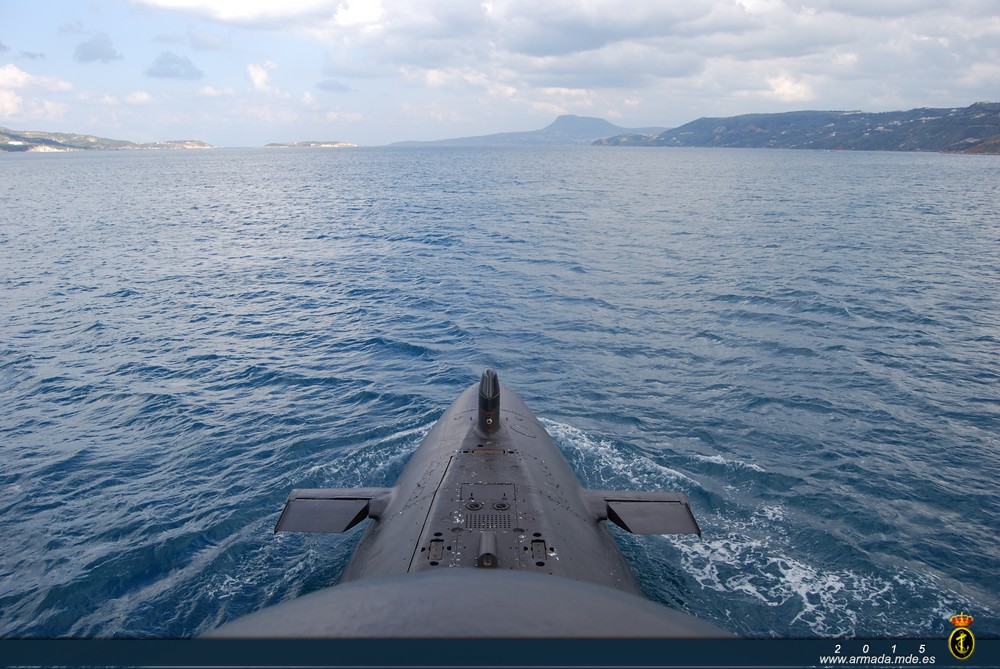 Un submarino clase 70 saliendo de la bahía de Souda en Creta